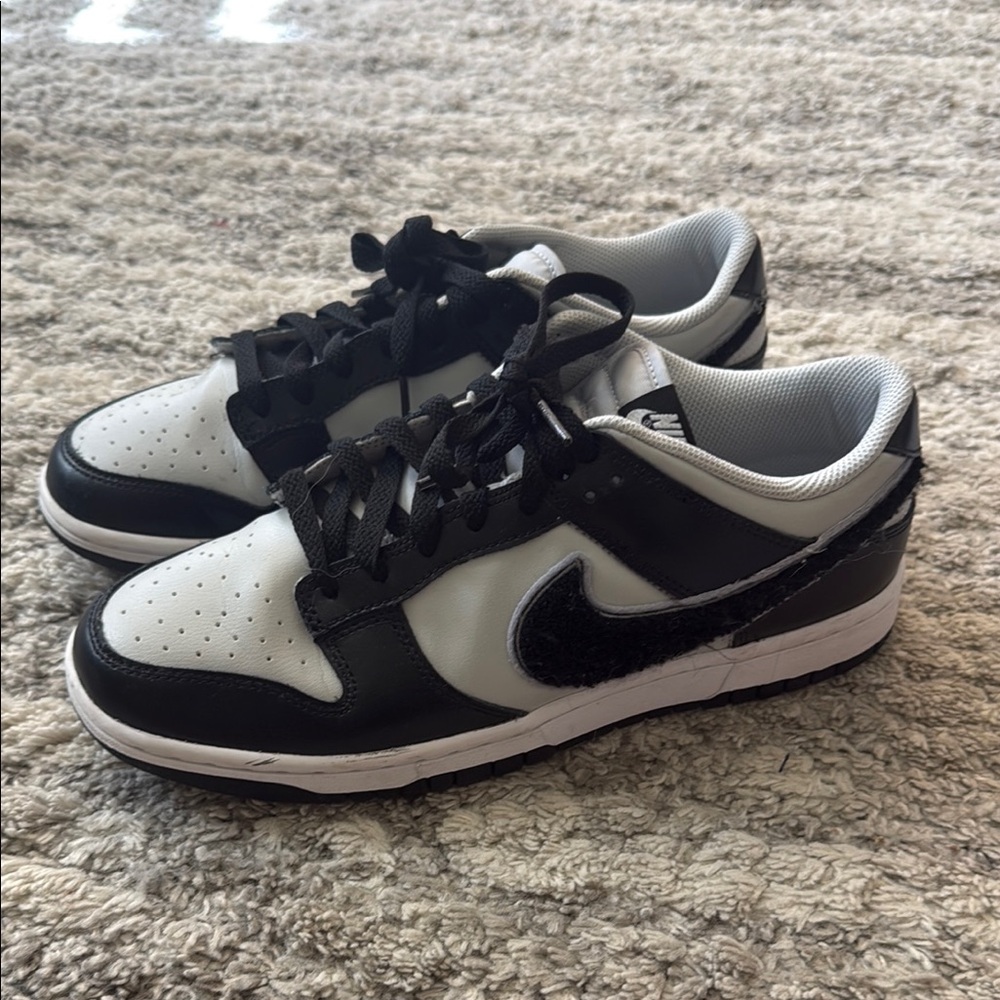 Nike Black and White Dunks Sneakers Classic Design; men’s size US 9.5